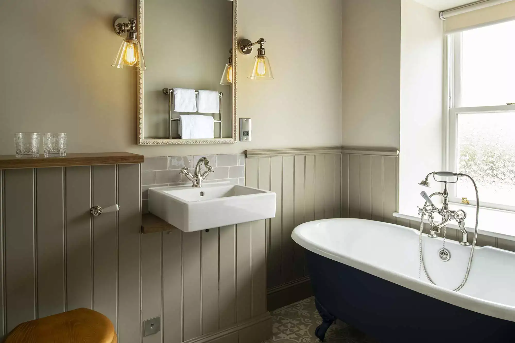 Bathroom with a sink, mirror and bathtub