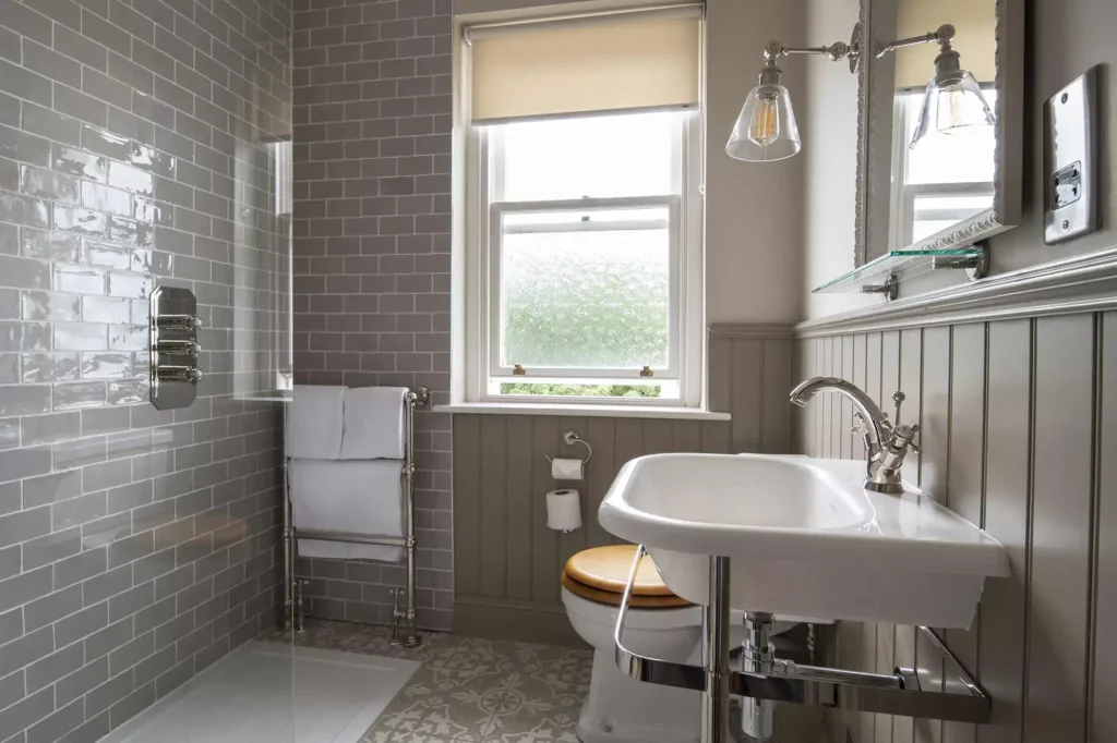 Bathroom with a shower tray, toilet and sink